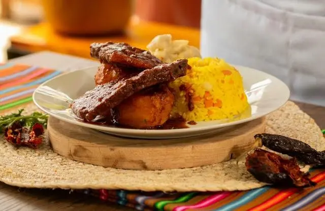 Chicharrón Colorado c/chuño